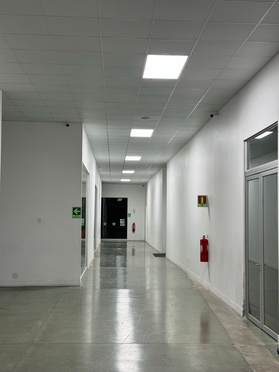 Cámaras domo empotradas en el cielo raso de un pasillo interior
