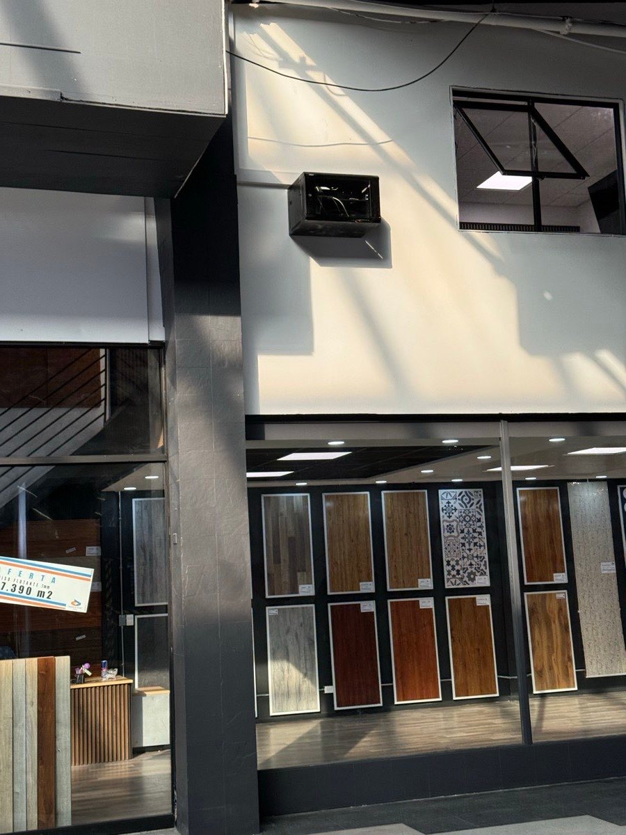 Gabinete de equipos y cámara instalados en la fachada de un local comercial